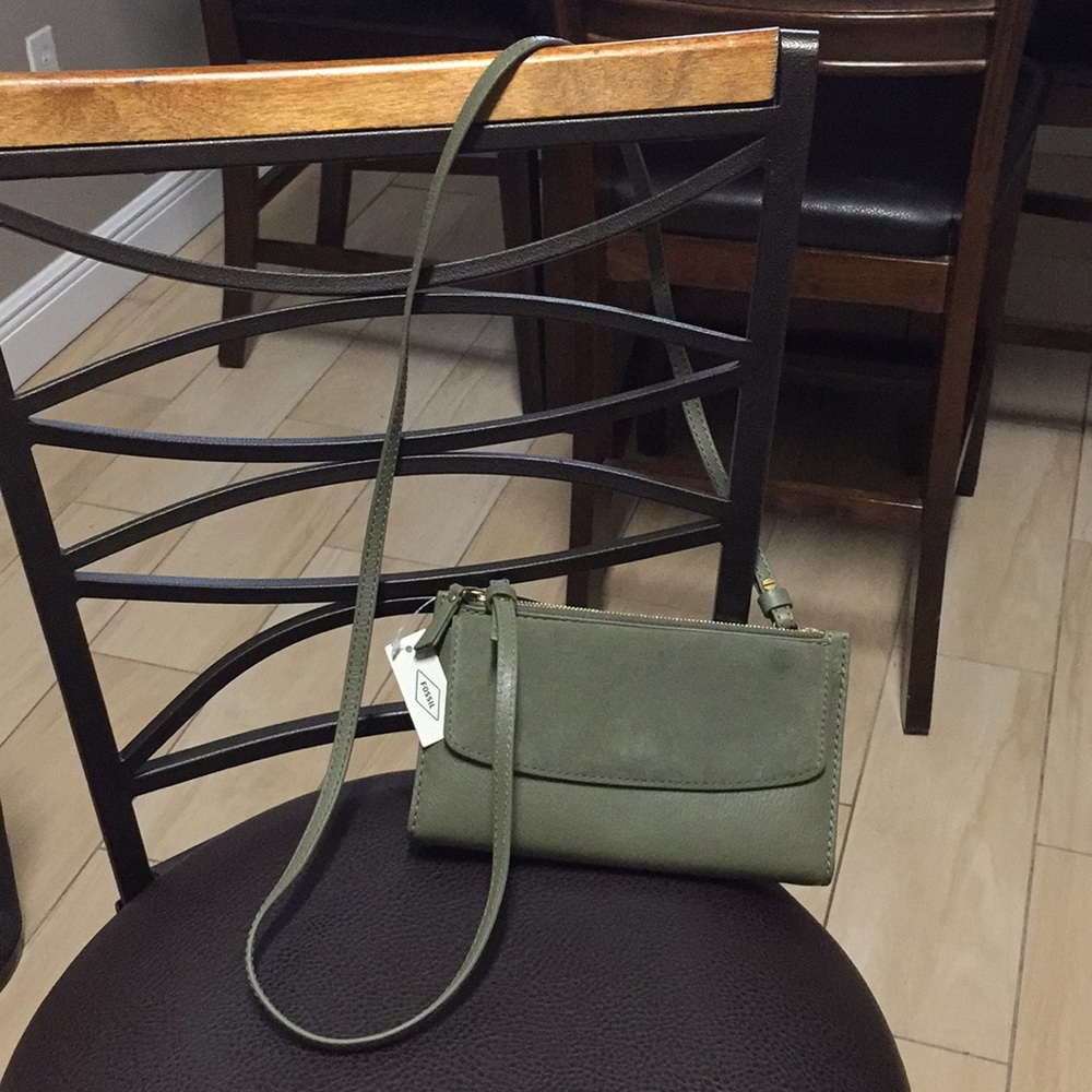 NWT Fossil green long strap small purse🖤